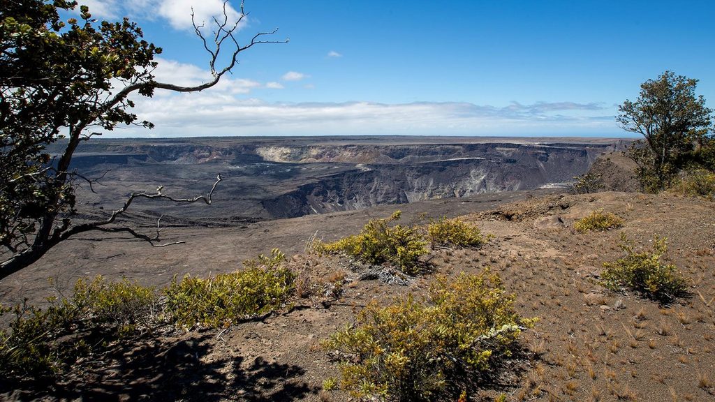 ハワイ火山国立公園のキラウエア・オーバールックから望むカルデラ