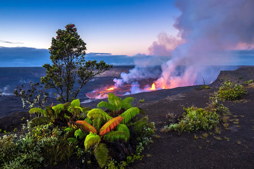ハレマウマウ火口で噴火するキラウエア火山