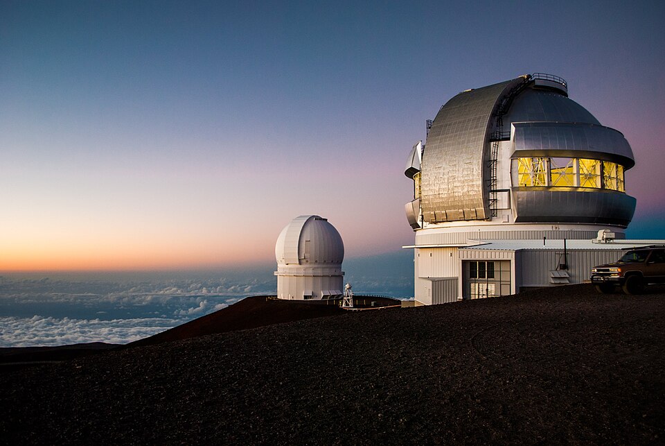 夕暮れのマウナケア山頂にある天文台