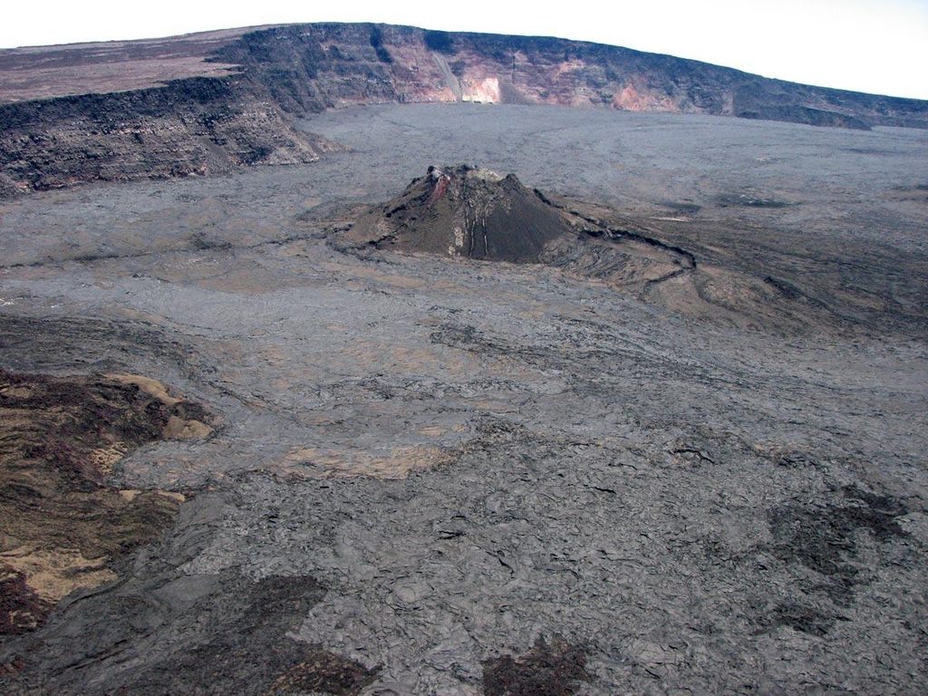 ハワイ島マウナロア山頂カルデラの火山地形