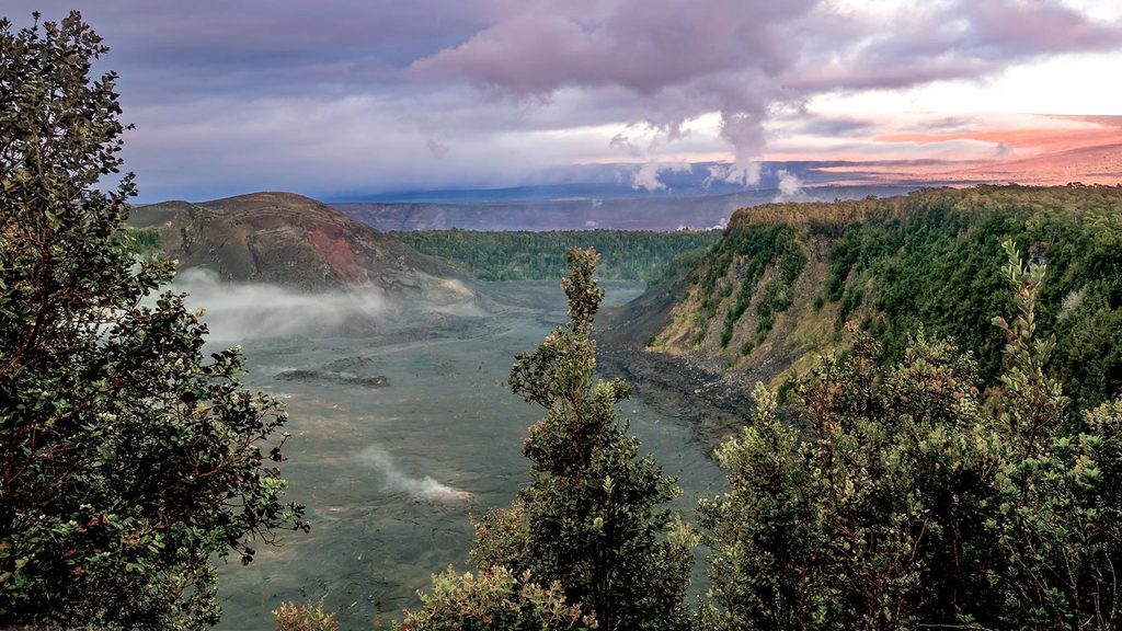 キラウエア・イキ火口を望むハワイ火山国立公園の展望台